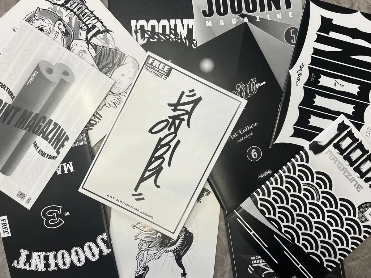 創刊号を中心に、JOOOINT MAGAZINEの歴代の冊子を並べた写真